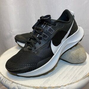 Nike Pegasus trail sneakers. Women’s size 8 in black/white.